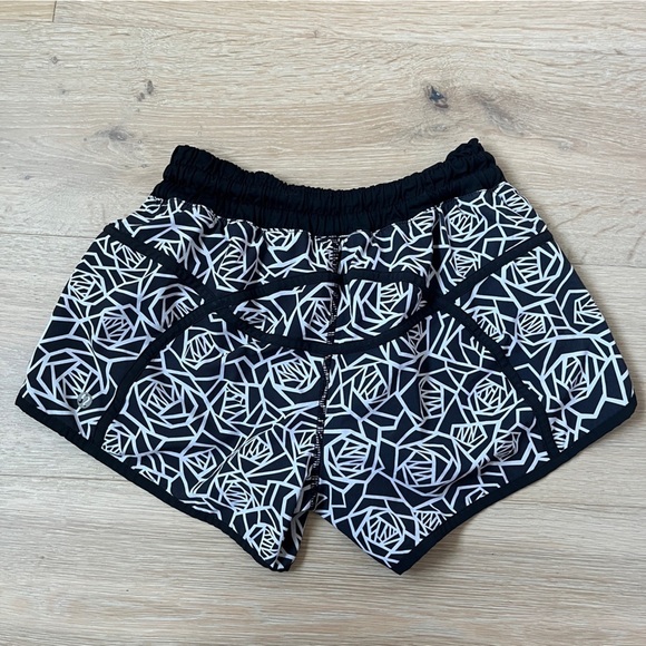 Lululemon Tracker Short III Posey Black White Size 4 EUC *E - Picture 2 of 3